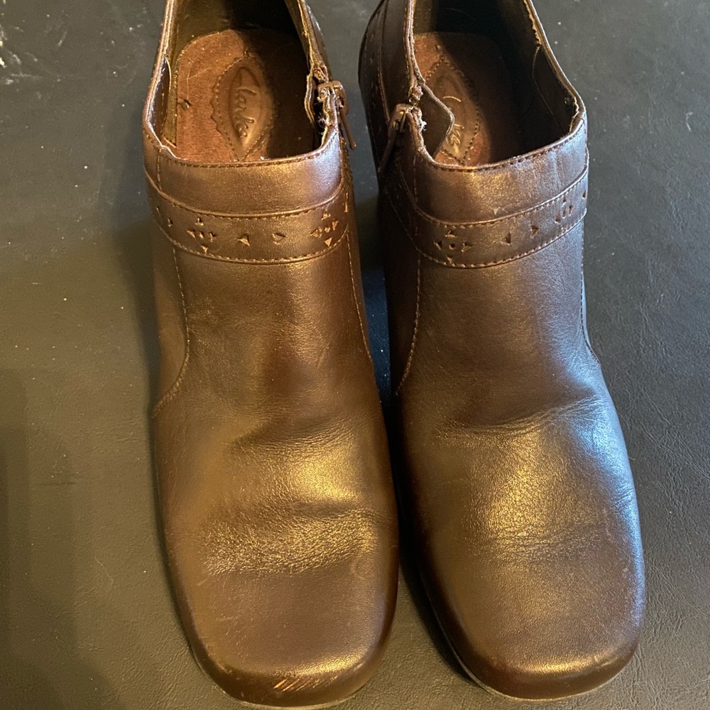 “Clark’s” Size 10M 3in heel Chocolate Brown ankle bootie style w/ inside zipper